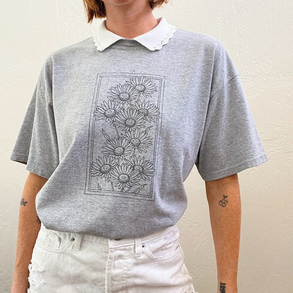 Vintage Collared Gray Daisy Flower Print Oversized Graphic Tee